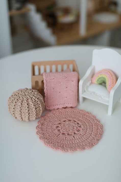 Dollhouse Crochet, Crochet Furniture, Dollhouse Furniture Tutorials, Accessoires Barbie, Dollhouse Rug, Doll Furniture Diy, Diy Doll Miniatures, Doll House Plans, Mini Doll House