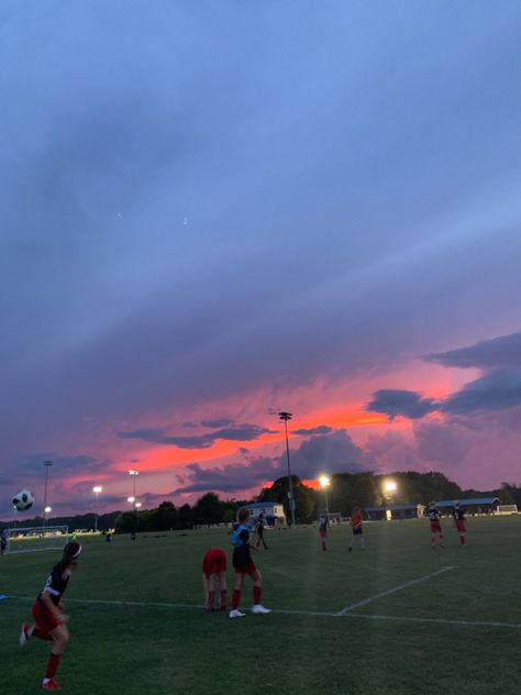 Soccer Sunset, Soccer Photography, Girls Football, Soccer Season, Soccer Inspiration, Soccer Practice, Soccer Life, Sports Aesthetic, Soccer Motivation