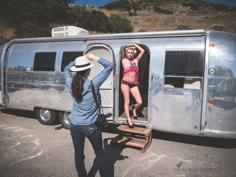 Trailer Photoshoot Ideas, First Car Ideas, Behind The Scenes Photoshoot, Best Cars For Women, Car Suzuki, Vintage Shoot, Trailer Life, Airstream Trailers, Winter Photoshoot