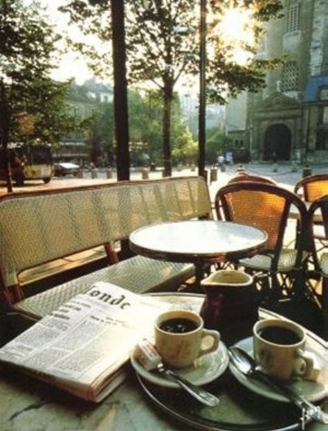 koffie op een terrasje in Parijs met.... Les Deux Magots, Coffee In Paris, Cups Of Coffee, French Cafe, Olivia Palermo, Coffee Cafe, Coffee Love, Cafe Bar, Coffee Break