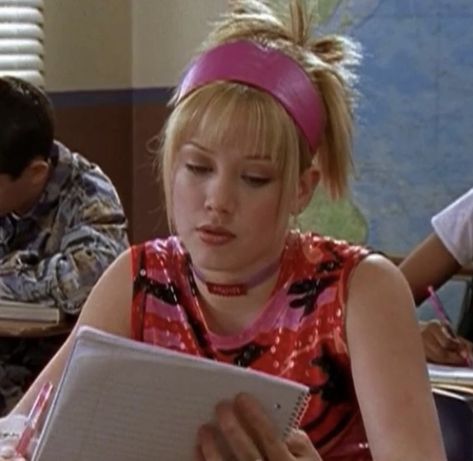 Lizzy Mcguire Hair, Miranda Lizzie Mcguire Outfit, 2000s Headband, Lizzie Mcguire Hairstyles, Miranda Lizzie Mcguire, Lizzie Mcguire Hair, Lizzie Mcguire Outfits, Early 2000s Hairstyles, Cute Blonde Hair