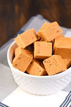 Cinnamon Fudge is the ideal homemade gift. The Hershey's Cinnamon Morsels make it so good! Cinnamon Fudge Recipe, Cinnamon Fudge, Homemade Toffee, Shugary Sweets, Cinnamon Chips, Candy Recipes Homemade, Christmas Candy Recipes, Fudge Easy, Candy Thermometer