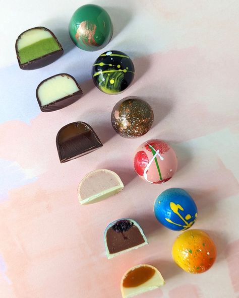 Bonbon Flavors, Christmas Bonbons, Chocolate Bonbons Packaging, Bon Bon Chocolate, Sublime Chocolate, Bonbon Chocolate, Salted Caramel Latte, Chocolate Bon Bon, Chocolate Bonbons Recipe