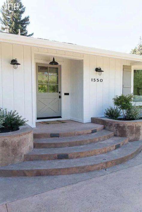 White Ranch House, Porch Railing Ideas, Napa Farmhouse, Backyard Living Room, Mindy Gayer Design, Napa Home, Ranch House Exterior, Alfresco Dining Area, California Ranch