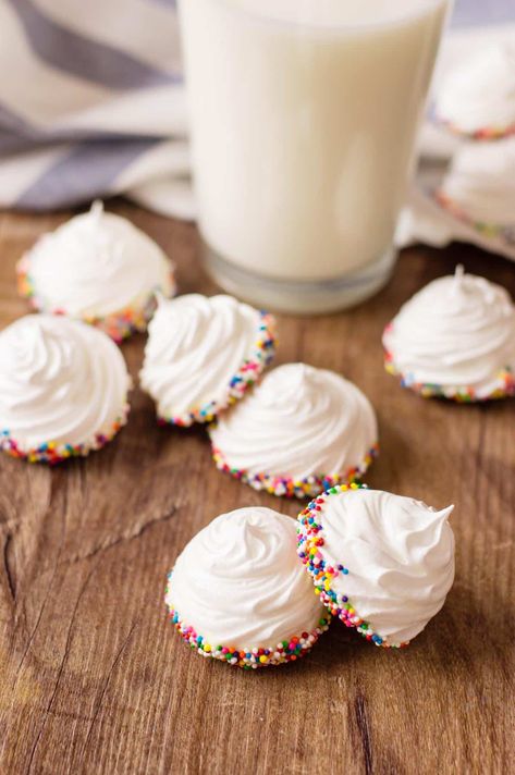 Prepare an all-time favorite dessert using a classic recipe with a few twists! Click here for an easy-to-follow mini meringues recipe. #minimeringuesrecipe #meringue #minimeringue #meringuecookies #meringuerecipe Meringue Cookies Recipe, Meringues Recipe, Dessert Packaging Design, Southern Recipes Desserts, Meringue Cookie Recipe, Mini Meringues, Freezable Meals, Meringue Recipe, Homemade Beer