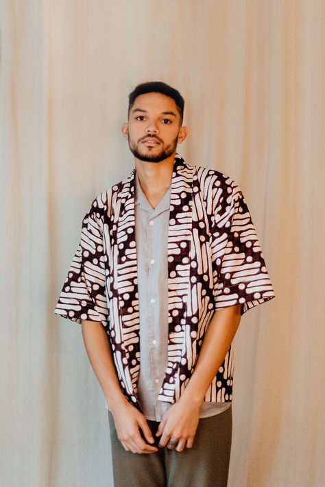 Man wearing a cotton outerwear Batik Fashion Pria, Haori Pattern, Batik Parang, Outfit Pria, Japanese Haori, Haori Jacket, Gender Neutral Clothes, Indonesian Batik, Photoshoot Studio