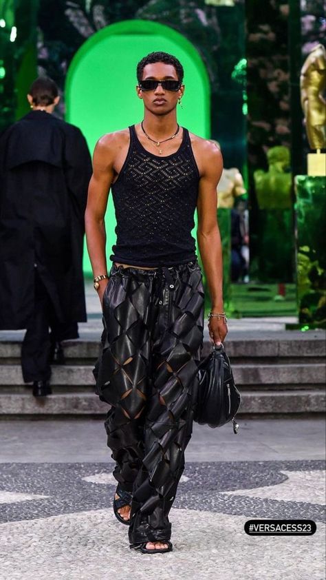 Men Versace Outfit, Model Runway Poses Men, Runway Model Outfits Men, Model Outfits Runway Men, Mens Catwalk Fashion, Black Male Models On The Runway, Men Runway 2023, Male Model Runway High Fashion, Male Fashion Model Catwalk