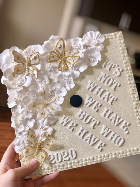 Butterfly Cap Ideas, White And Gold Grad Cap, Grad Cap Ideas Butterflies, Grad Cap With Pearls, Pretty Grad Cap Ideas, White Graduation Cap Ideas, Graduation Cap Designs Butterfly, White Cap Decoration Graduation, Flower Cap Graduation