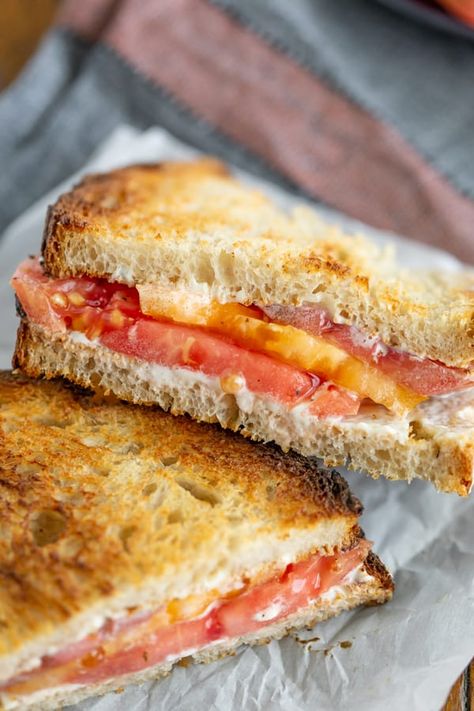 Bacon Baked Beans, Tomato Sandwich Recipes, Paleo Vegetarian Recipes, Baked Beans With Bacon, Healthy Sandwich Recipes, Summer Sandwiches, Easy Bacon, Tomato Sandwich, Sandwiches For Lunch