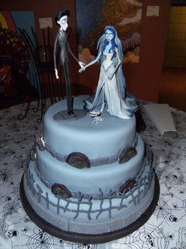 love tim burton, love the corpse bride.. totally loving this cake! Nerdy Wedding Cakes, Spooky Halloween Cakes, Gothic Wedding Cake, Nightmare Before Christmas Cake, Gothic Cake, Halloween Wedding Cakes, Nightmare Before Christmas Wedding, Christmas Wedding Cakes, Nerdy Wedding