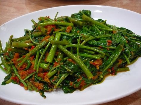 Sambal Kangkong Sambal Kangkong, Kangkong Recipe, Chinese Lettuce, Asian Treats, Water Spinach, Malaysian Cuisine, Green Veggies, Singapore Food, Lettuce Salad