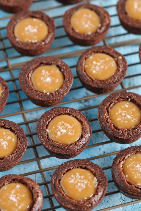 Homemade fudgy brownie bites filled with an easy two-ingredient caramel filling and topped off with sea salt. These Salted Caramel Brownie Bites are the perfect mini dessert! Toffee Bites, Chocolate Covered Cheesecake, Salted Caramel Brownie, Oreo Cheesecake Bites, Brownie Bites Recipe, Strawberry Shortcake Cookies, Mini Caramel Apples, Cookie Cups Recipe, Caramel Filling