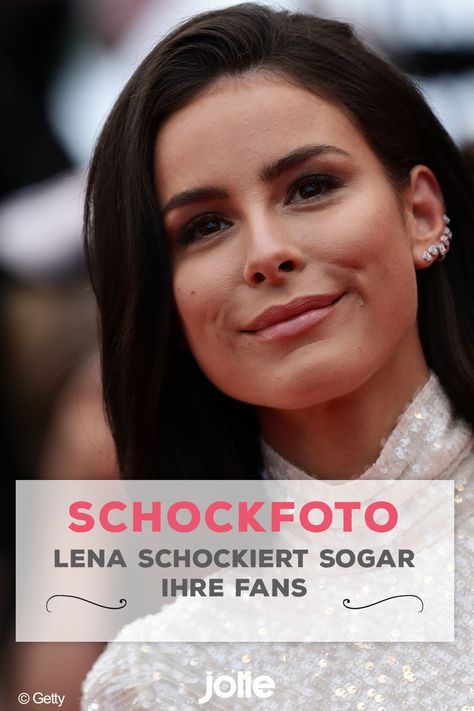 Nicht selten zeigt Lena Meyer-Landrut sich in crazy Outfits und stellt damit sogar ihre Fans auf die Probe.  Dieses mal ist ihr Top aus Klebeband und um den Hals baumelt ein Maulkorb. #lenameyerlandrut #schockfoto #instagram #lena #meyerlandrut #maulkorb #foto #schock Container Garden Design, Skins Minecraft, Crazy Outfits, Creative Gardening, Salma Hayek, Amazing Gardens, Diy Design, Do More, Hair Looks