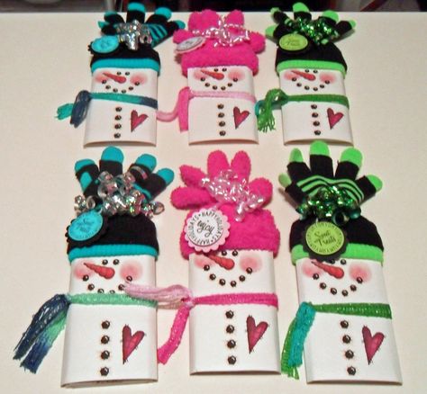 christmas candy bar wrappers using socks for hat | saw these Snowman Candy Wrappers last year on one of the blogs and I ... Christmas Candy Bar Wrappers, Christmas Candy Crafts, Christmas Candy Bar, Diy Christmas Candy, Christmas Candy Gifts, Candy Ideas, Christmas Gifts To Make, Candy Crafts, Custom Candy