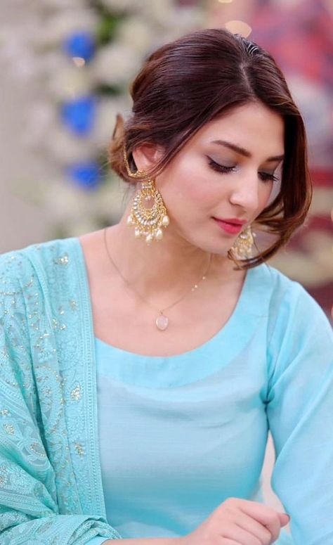 Ramsha Khan, Hair Jewels, Beautiful Pakistani Dresses, Indian Photoshoot, Pakistani Dress, Pakistani Bridal Dresses, Designer Party Wear Dresses, Makeup And Hair, Pakistani Actress