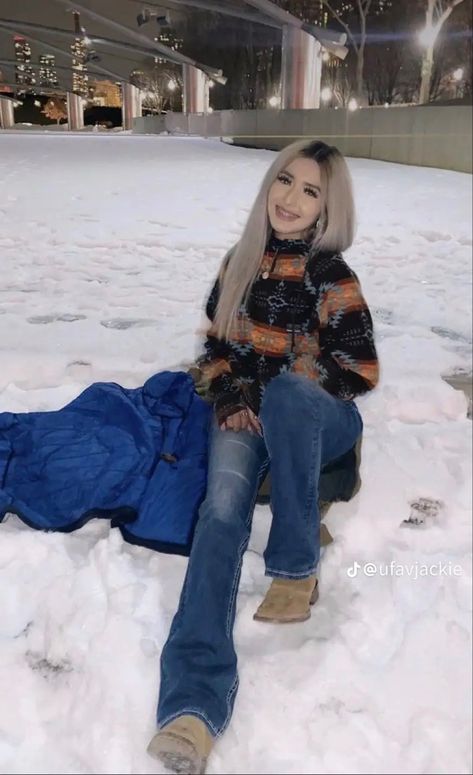 Winter Vaquero Outfits, Vaquera Outfits For Winter, Winter Jaripeo Outfits Woman, Mexican Winter Outfit, Cute Winter Outfits Latina, Vaquera Winter Outfit, Baile Outfits Jaripeo Winter, Vaquera Outfit Mexican Winter, Simple Cowgirl Outfits