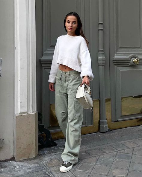 What To Wear With Cargo Pants, Cargo Outfits Women, Cargo Trousers Outfit, Stylish Cargo Pants, Cargo Pants Outfit Ideas, Pants Outfit Ideas, Cargo Outfit, White Cargo Pants, Cargo Pants Outfit