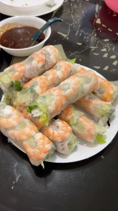 Islander Food, Octopus Eating, Yummy Asian Food, Island Recipes, Vietnamese Dishes, Vietnamese Spring Rolls, Fresh Spring Rolls, Laos Food, Viet Food