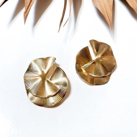 Textured Geo Stud Earrings In Gold Tone Hardware New (Boutique Packaging) **Let Me Know If You Like To Bundle With Another Listing! **I Always Accept Reasonable Offers Cute Earrings Cute Jewelry Dainty Jewelry Summer Vacation Cute Outfits Trendy Jewelry Formal Jewelry Wedding Earrings Lovers Gift Holiday Gift Gift For Her Tags : Anthro Anthropologie Free People We The Free Zara Zara Jewelry Lili Pulitzer Kendra Scott 8 Other Reasons Dolls Kill Lili Clasps For Love And Lemons Ettika Shashi Natali Jewelry Formal, Anthropologie Jewelry Earrings, Bee Studs, Formal Jewelry, Zara Jewelry, Gemstone Drop Earrings, Minimalist Earrings Studs, Bohemian Flowers, Jewelry Summer