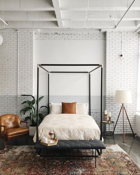 Inspiration for a modern farmhouse bedroom with a touch of industrial. If you're looking for ideas on how to decorate in the modern farmhouse style, I've got you covered! Modern Country Bedrooms, Industrial Artwork, Industrial Decor Bedroom, Minimalistic Interior, Interior Boho, Interior Design Minimalist, Modern Farmhouse Bedroom, Industrial Interior Design, Interior Design Per La Casa