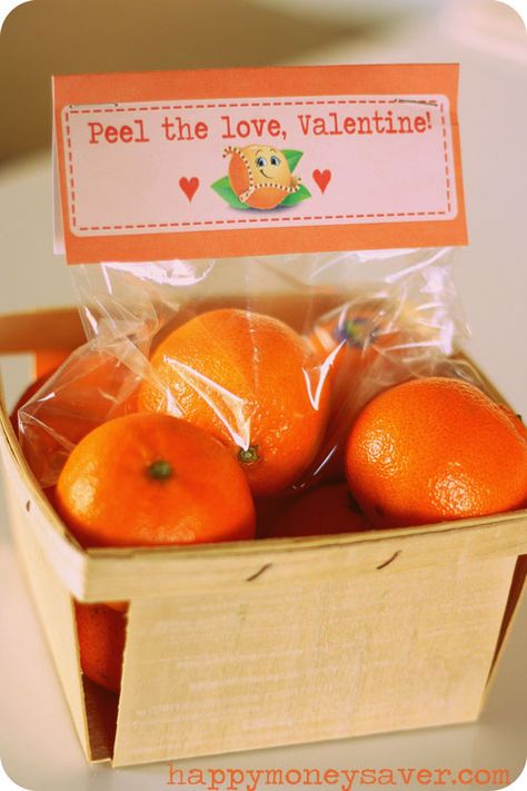 Cuties Valentine. Such a sweet idea - use Cutie's or Tangerines as a VALENTINE! Includes the most adorable FREE PRINTABLES with sayings like "Peel the Love, Valentine and "You are one of the most adorable CUTIES around." Healthy Valentines Day treat. Orange Valentines Ideas, Cuties Oranges, Cutie Oranges, Valentines Diy Kids, Pinterest Valentines, Homemade Valentine, Roses Valentine, Healthy Valentines, Class Gifts