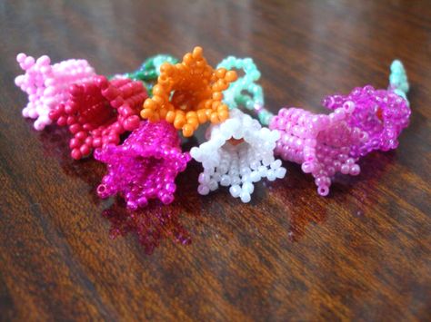 Pretty bells or flowers - These are a basic version of many herringbone flowers.  A good place to start. #seed #bead #tutorial Beads Magic, Seed Bead Tutorials, Beaded Flowers Patterns, Seed Bead Flowers, French Beaded Flowers, Beaded Beads, Beading Patterns Free, Seed Bead Patterns, Bead Weaving Patterns