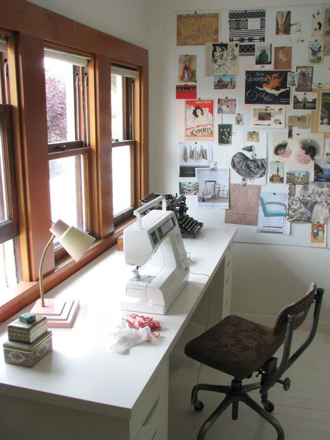 Sewing Area, Ideas Baños, Sewing Room Inspiration, Sewing Spaces, Sewing Room Design, Sewing Room Organization, Thrift Store Crafts, Casa Vintage, Sewing Space