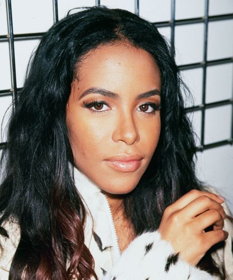 We'll never forget Baby Girl. Aaliyah Makeup, Aaliyah Hairstyles, Hair Color For Morena, American Stafford, Aaliyah Hair, Aaliyah Style, Aaliyah Haughton, Sew In Hairstyles, 90s Hairstyles