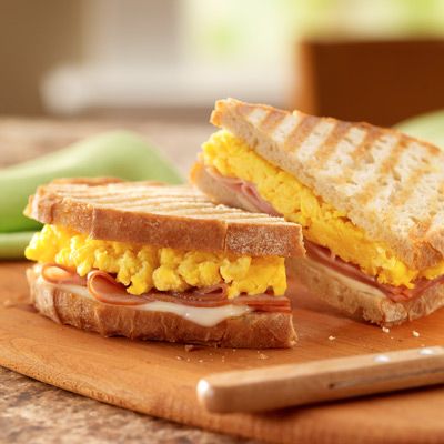 Breakfast Panini Breakfast Panini, Sandwich Melts, Sandwich Maker Recipes, Yummy Sandwiches, Grilled Sandwiches, Trip Snacks, Egg And Cheese Sandwich, Best Brunch Recipes, Panini Recipes