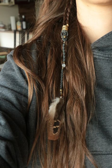 Macrame Feather Dread Wraps / Hair Wraps With Different Gemstone Beads and Brass Beads / Various Colours - Etsy Feathers In Hair, String Hair Wraps, Hair Wraps Thread, Feather Braid, Boho Hair Wrap, Dread Wraps, Hair Charms, Hair Cuffs, Beaded Hair