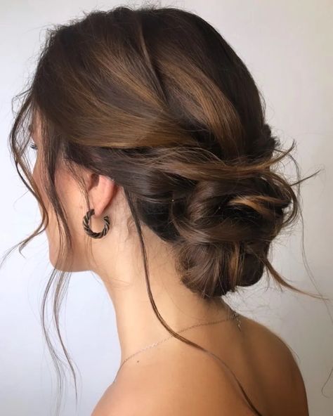 Wedding Hairstyles Moh, 2023 Bridesmaid Updo, Bridemates Hairstyles, Middle Part Bridesmaid Hair Up Dos, Simple Updo Bride, Bridesmaid Hair Midlength, Classic Bridesmaid Hairstyles, Low Updo Bridesmaid Hair, Bridesmates Hairstyles