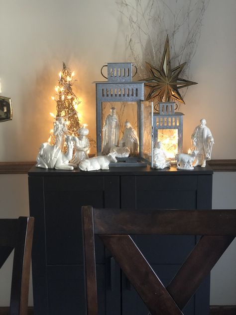 Tabletop Nativity Scene Display, Glass Nativity Scene Display, Small Nativity Set Display Ideas, Farmhouse Nativity Scene Display, Diy Nativity Scene Indoor, Nativity Table Decorations, Manger Scenes Nativity Diy Indoor, White Nativity Scene Display, Navity Scene Display Ideas