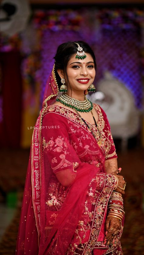 Dulhan Bride Pose, Bride Photo Poses Indian, Single Girl Wedding Shoot, Bridal Dulhan Pic, Wedding Dulhan Single Poses, Clojup Pic, Single Bride Poses Indian Wedding, Singal Dulhan Pose, Bride Poses Indian Wedding