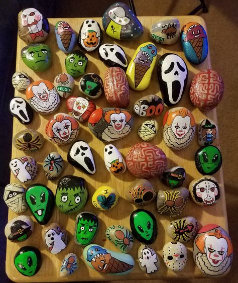 Halloween Painted Rocks, Doodle Art Flowers, Halloween Wood Crafts, Halloween Rocks, Painted Rocks Kids, Halloween Crafts Decorations, Painted Rocks Craft, Rock Painting Patterns, Halloween Painting