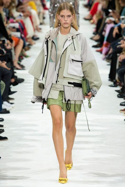 This anorak jacket is found from the Valentino Spring 2018 line. This jacket is expected to be the new trendy jacket for Spring 2018. This replaces the raincoat as it is waterproof and wind proof but also has many drawstrings and pocket and goes in at the waist for more body shape. Lexie Alloway. 10.29.17 Outerwear Trends, Takashi Murakami, Sport Style, Mode Inspo, Womens Fashion For Work, Fashion 2018, Fashion Show Collection, Mode Vintage, Issey Miyake