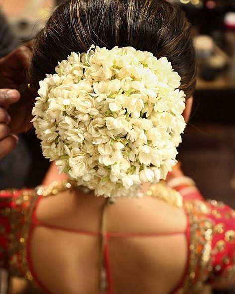 Bridal Hairstyle Indian Wedding, Saree Hairstyles, Kerala Bride, Bridal Bun, Bridal Hairdo, Bridal Hair Buns, Indian Wedding Hairstyles, Flowers In Her Hair, Indian Bride Hairstyle