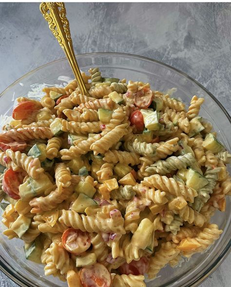 Creamy Pasta Salad - The Glam Kitchen Pasta Salad With Mayo, Curry Pasta Salad, Creamy Pasta Salad Recipe, Creamy Pasta Salad, Summer Pasta Recipes, Classic Pasta Salad, Creamy Pasta Salads, Glam Kitchen, Pasta Salad Dressing