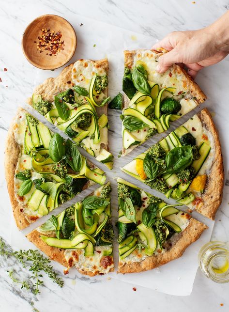 Topped with marinated zucchini ribbons, dollops of minty pesto, mozzarella, and plenty of herbs, this pizza is a simple and light late summer treat! | Love and Lemons #vegetarian #pizza #zucchini #pesto #healthyrecipes Zucchini Pizza Recipes, Cauliflower Flatbread, Garden Zucchini, Best Zucchini Recipes, Pizza Vegetariana, Zucchini Pizza, Best Homemade Pizza, Zucchini Pizzas, Diner Recept