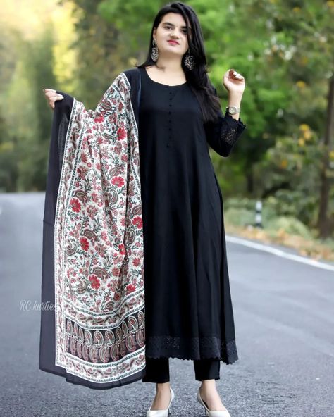 ₹1495 *RC KURTIS Exclusive* 9th lot ready Restock on huge demand Response💓 Beautiful anarkali kurta set in beautiful in black which give u a stylish look Women's premium anarkali kurta pant dupatta set *Work* - cotton crosia lace work in kurti Pompom in kurti yoke *Size available*-38 ... Black Kurta Set For Women, Black Cotton Kurti, Lace Kurta, Black Kurta Set, Anarkali Kurta Set, Beautiful Anarkali, Graduation Design, Kurta Set For Women, Anarkali Kurta