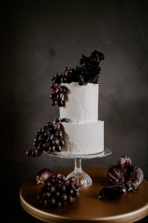 Grey Wedding Decor, Black Wedding Flowers, Wedding Cakes Ideas, Urban Wedding Venue, Black Wedding Cakes, Winter Wedding Cake, Simple Wedding Cake, Wedding Venue Inspiration, Polka Dot Wedding