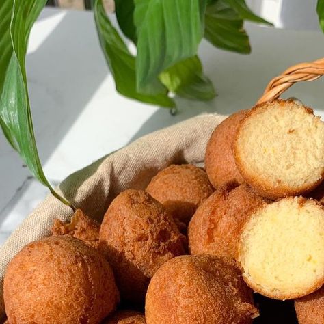 9,318 likes, 152 comments - ag_cooking_ on April 10, 2022: "🌱BEIGNETS SOUFFLÉS🌱 Moins populaires que que les les beignets farines ou « Mikaté », ils sont tout aussi bons. La différence première avec les autres, est sa composition à base de lait et œufs. Sa texture croustillante à l’extérieur et moelleuse à coeur te fera fondre 😋 Et toi, quels sont tes beignets préférés? ——— #beignets #beignetssoufflés #africanfood #cuisineafricaine #mikate #cameroonianfood #streetfoods #traiteurafricain Delicious Snacks, Delicious Snacks Recipes, Snacks Recipes, Beignets, Yummy Snacks, Snack Recipes, Composition, Snacks, Texture