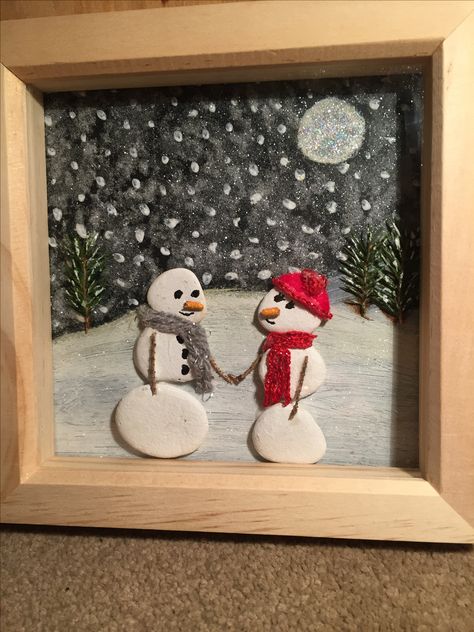 Pebble Art Snowman, Winter Pebble Art, Snowman Pebble Art, River Rock Crafts, Family Art Projects, Christmas Crafts Snowman, Christmas Pebble Art, Christmas Rocks, Stone Pictures Pebble Art