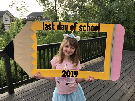 Last Day Of School Photo Frame, First Day Decoration Ideas, First Day Of School Signs Diy, School Reopening Ideas, First Day Of Kindergarten Photo Booth, First Day Of School Picture Frame, 1st Day Of School Frame Ideas, First Day School Frame Ideas, First Day In School Decoration