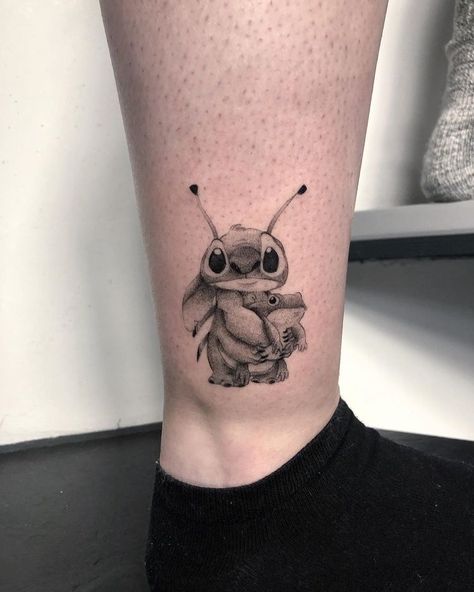 Disney Stitch Tattoo, Lilo And Stitch Tattoo, Fandom Tattoos, Ohana Tattoo, Amazing 3d Tattoos, Stitch Tattoo, Tattoo Convention, Lilo Et Stitch, 3d Tattoos