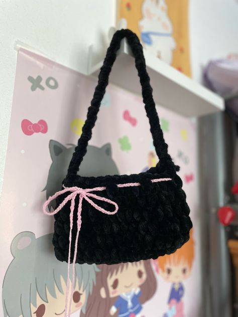 Black Crochet Purse, Black Crochet Bag, Black Crochet Ideas, Crochet Branding, Crochet Handbag, Black Crochet Shoulder Bag, Coquette Crochet Ideas, Crochet Bow Bag, Black Crochet Shoulder Bag With Handles