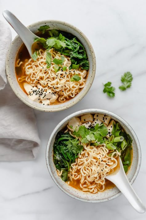 This quick & easy vegan ramen soup recipe is a healthy dinner that you can throw together in less than 30 minutes! #ramenrecipe #veganrecipes #vegansoup #choosingchia Ramen Quick, Easy Vegan Ramen, Ramen Easy, Quick Ramen, Ramen Vegan, Quick Easy Vegan, Vegan Ramen, Diner Recept, Homemade Soup Recipe