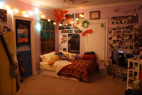 Bedroom With Attic Access, Rooms For Your Dr, Bright Room Inspiration, Perspective Room Art, Twee Aesthetic Room, 2013 Bedroom, 90s Bedroom Aesthetic, Bedroom Interior Ideas, 90s Room