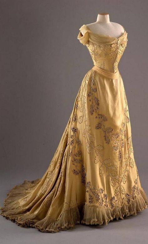 1902 Oak Leaf dress designed by House of Worth for Chicago born Lady Mary Curzon (Vicereine of India). 1903 Fashion, Fashion Museum, House Of Worth, Silk Evening Dress, 1900s Fashion, Museum Fashion, Lady Mary, Edwardian Dress, Old Dresses