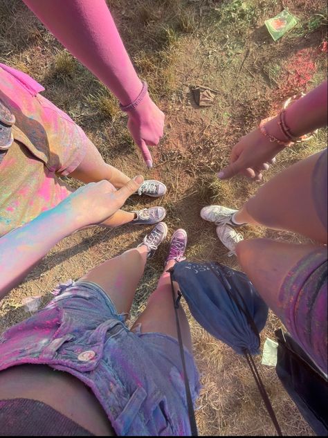 Holi With Friends, Holi Friends, Holi Aesthetic, Estilo Blair Waldorf, India Festival, Holi Photo, Friend Activities, Summer Fun List, Summer Plans