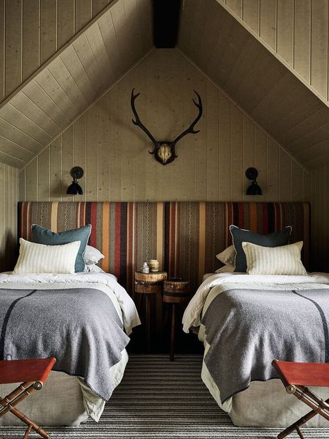 Cabin Bedroom Twin Beds, Cabin Style Interior, Mountain Chalet Interior, Lane Aesthetic, Cabin Bedrooms, Vintage Cabin Decor, Vermont House, Cabin Vibes, Ski Condo